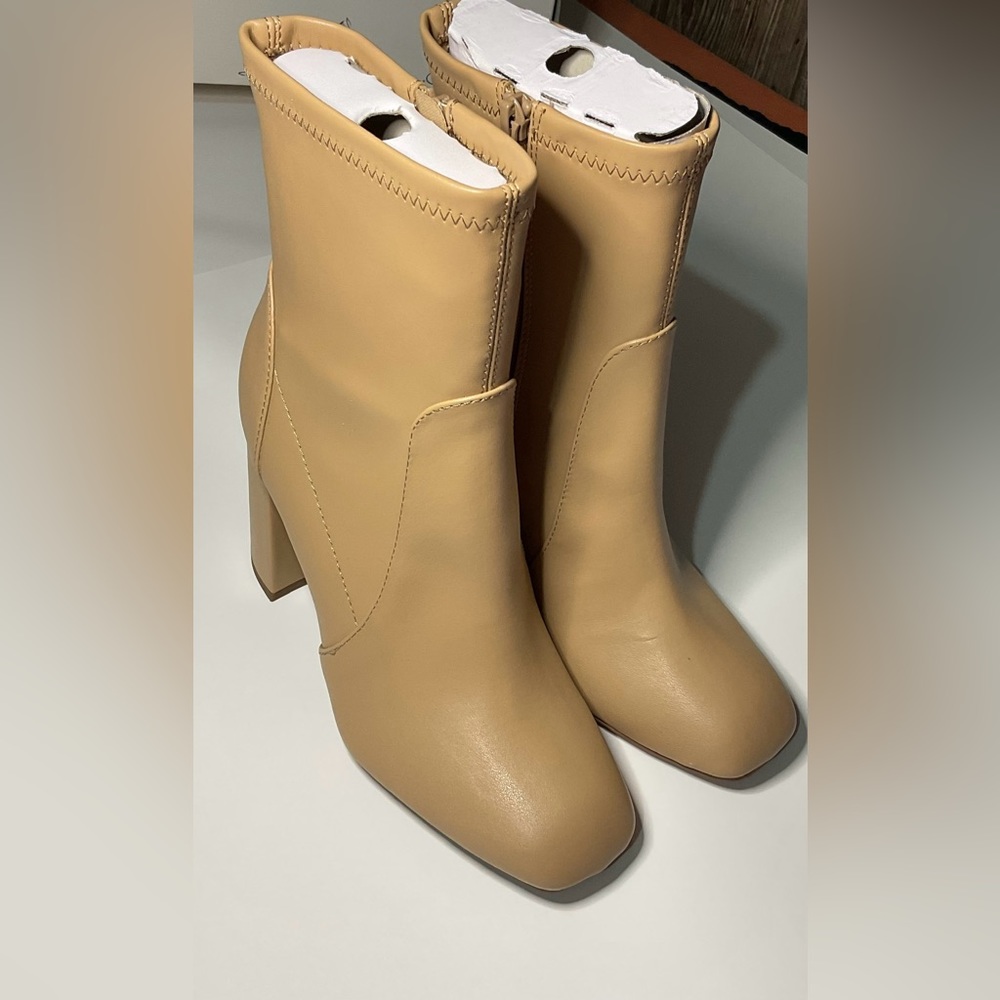 A new day women boots size 6 color Tan/beige new with tags
